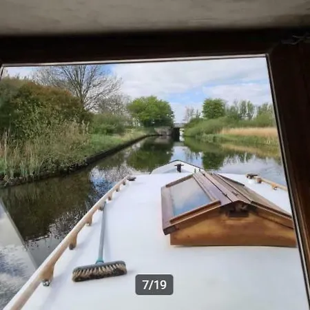 Romantic Boat In The Heart Of Дом отдыха