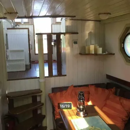 Дом отдыха Romantic Boat In The Heart Of *